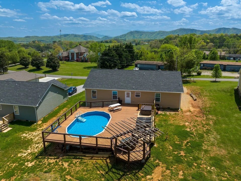 *the picnic table is no longer available for guest use* Pool is closed Oct-Apr.