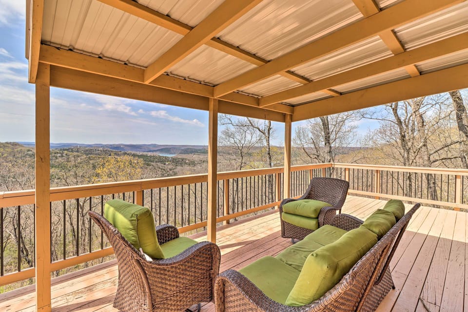 Eureka Springs Vacation Rental | 3BR | 3BA | 3,104 Sq Ft | 4 Stairs to Enter