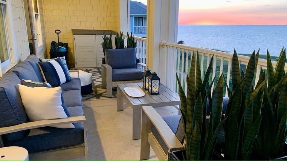 Covered deck with table for 6 and Sunset Views. Direct Access to master.