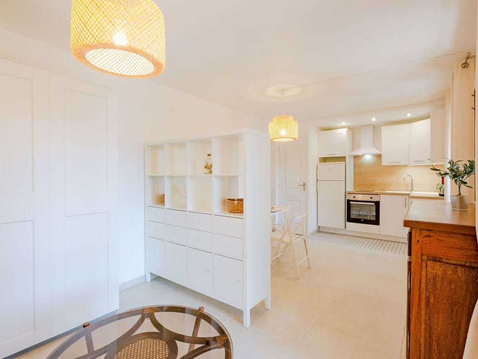 Property, Cabinetry, Table, Houseplant, Drawer, Wood, Interior Design, Building, Chest Of Drawers, House