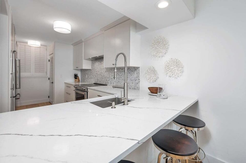 King and Prince 184 North Villas - Bright Sleek Chefs Kitchen