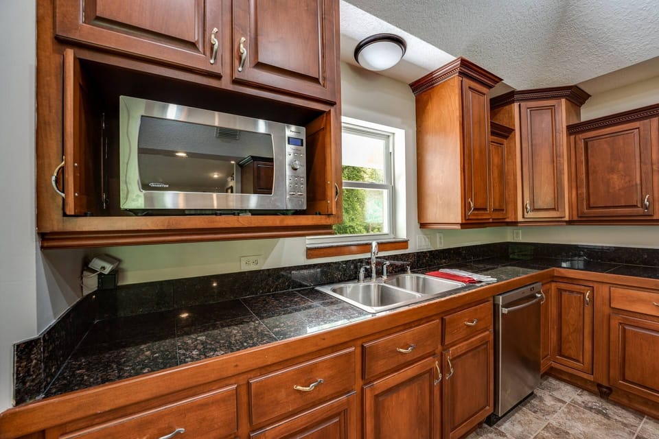 Double Stainless Steel Sinks - Dishwasher - Microwave