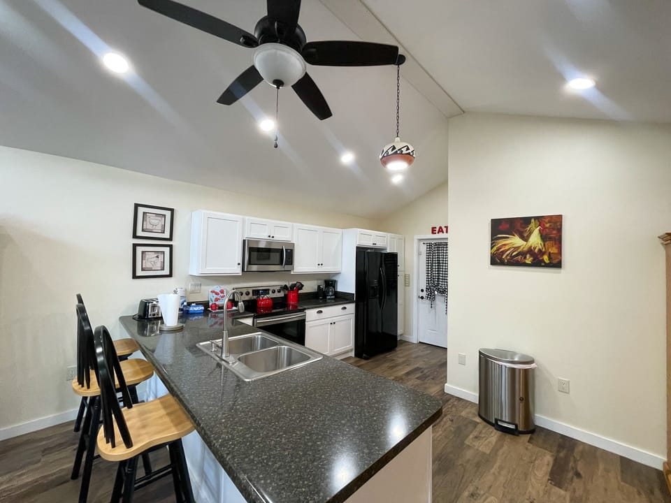 Kitchen - Full Kitchen with appliances