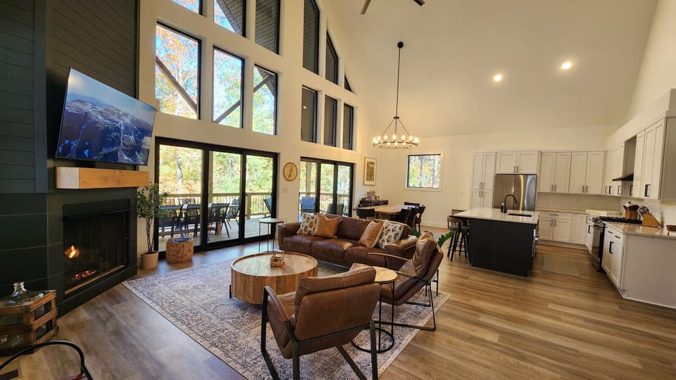 Open-Concept Main Level with Living Room, Dining Area, and Kitchen 