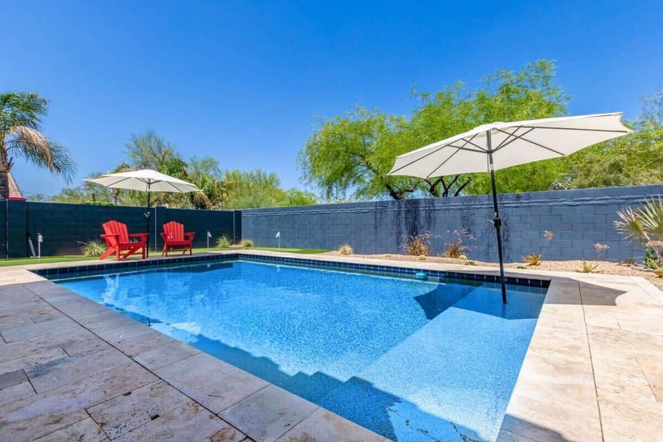 Large heated play pool with baja shelf