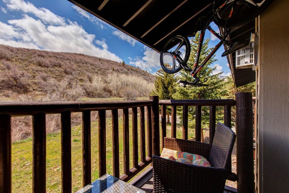 Vacation Rentals in Park City at Prospector Lodge 924: Private balcony