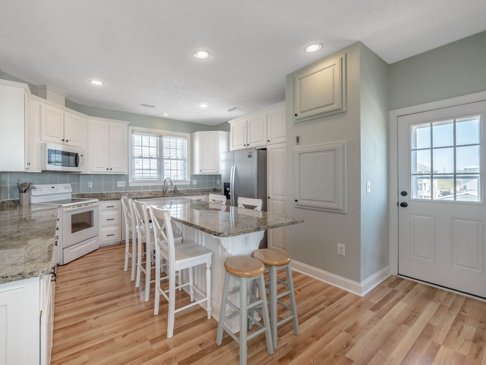 Full Size Kitchen with Breakfast Bar