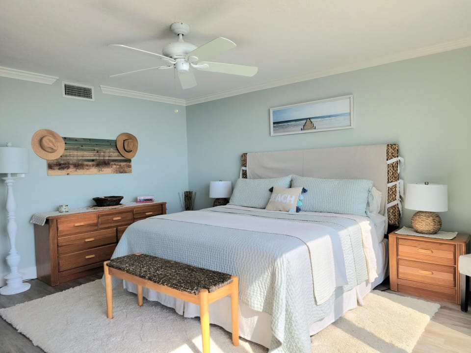 King size bed with PB quilt in the splendid, sun-soaked Masterbedroom. 