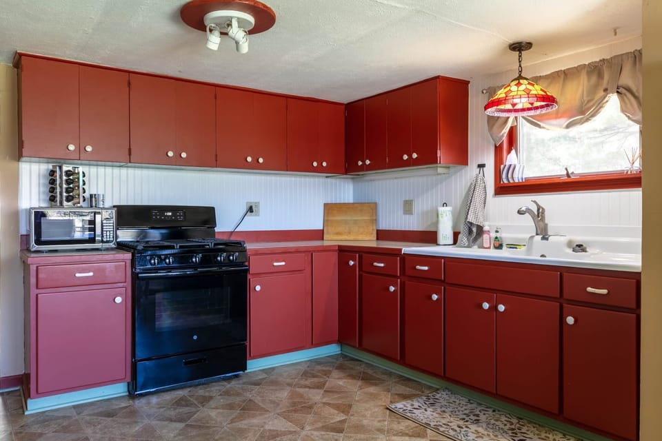Stove/oven, microwave, fridge, 
