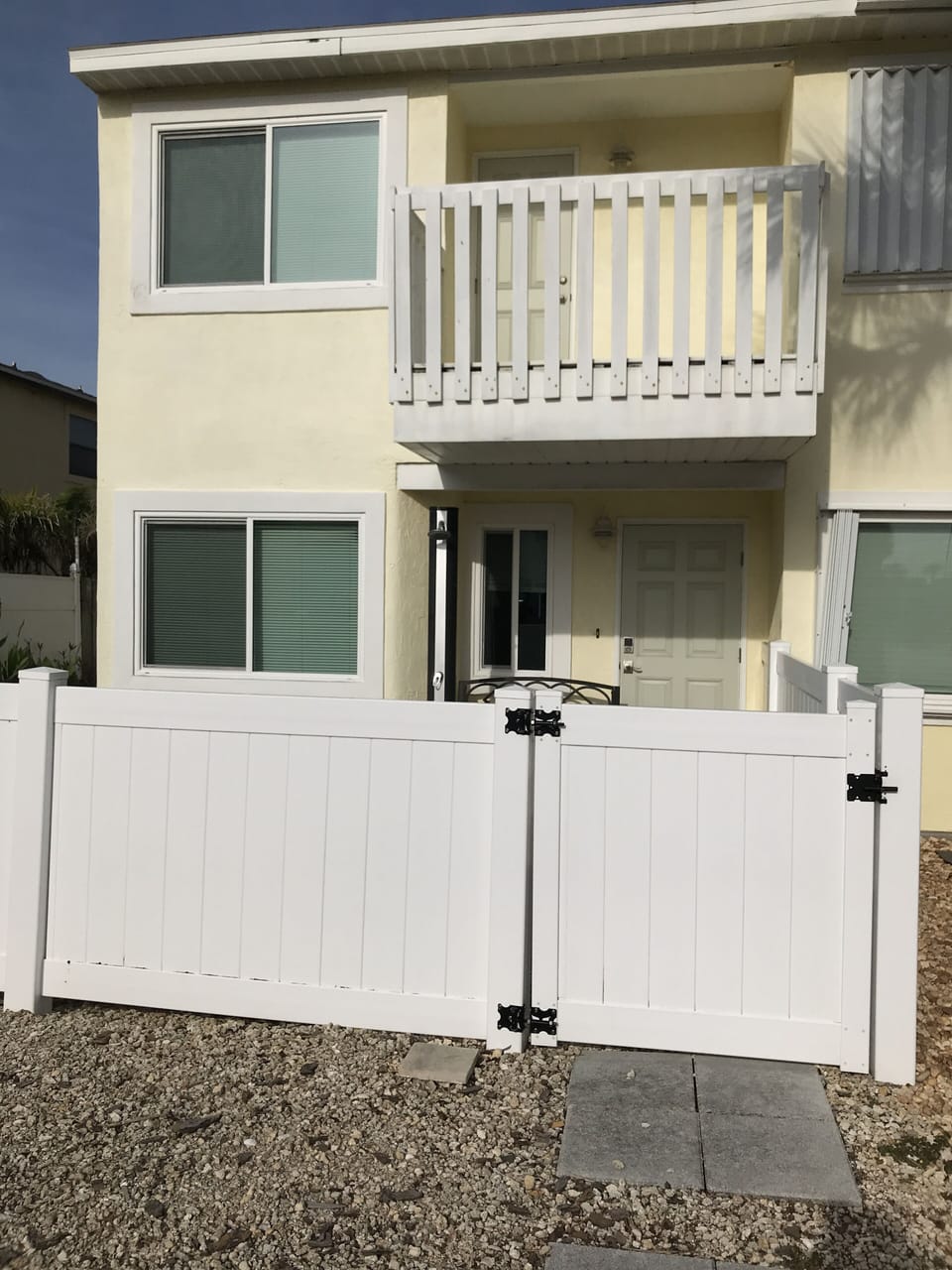The front of the unit. with the fenced in yard.