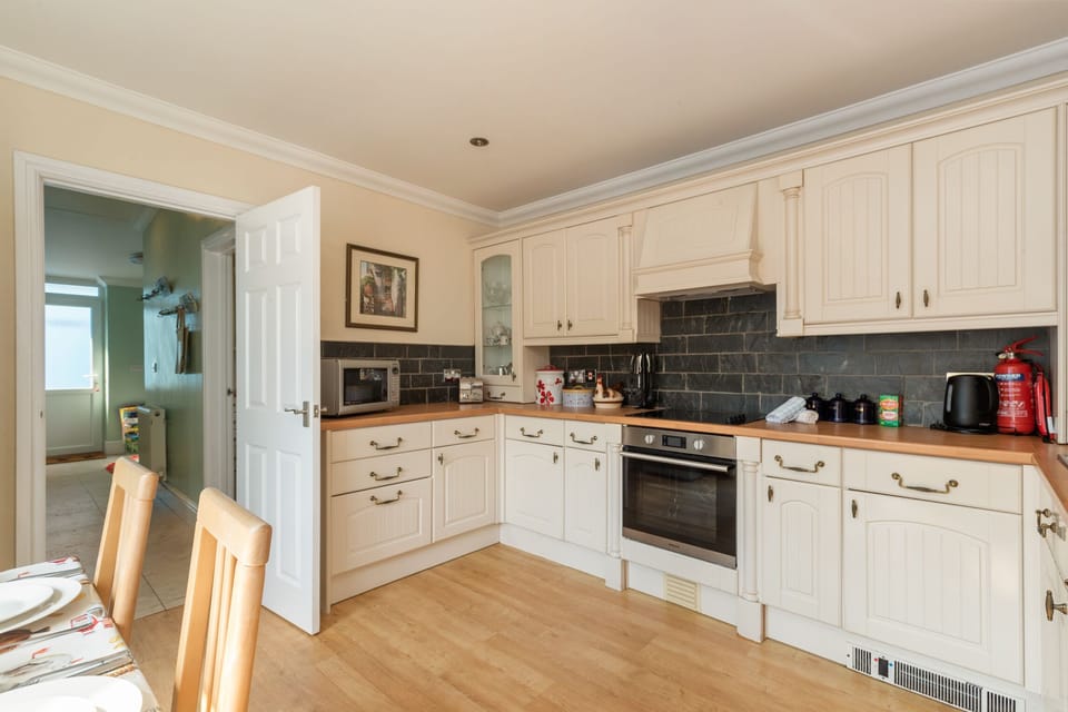 Beach House, Sea Views, Parking