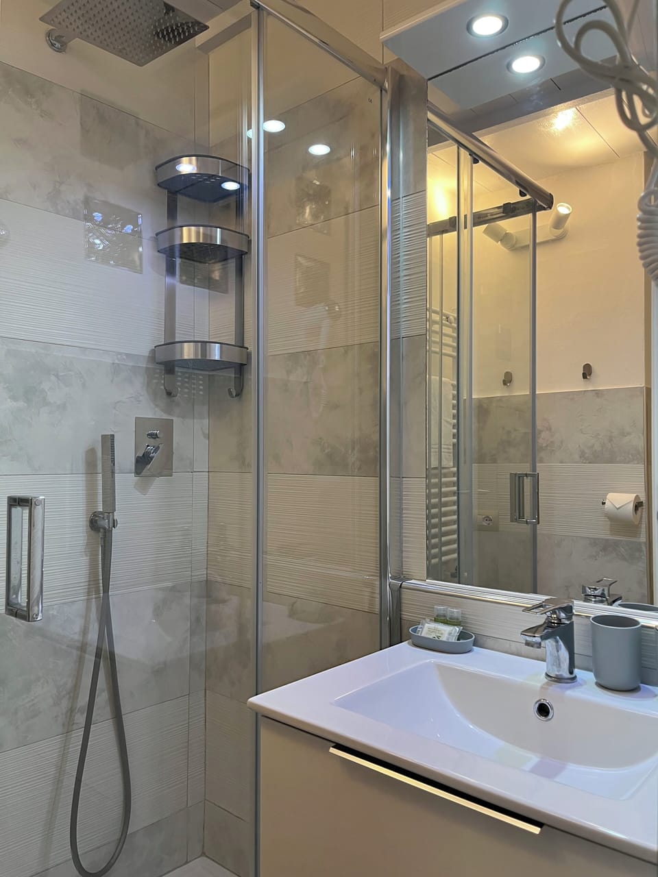 Bathroom 2.