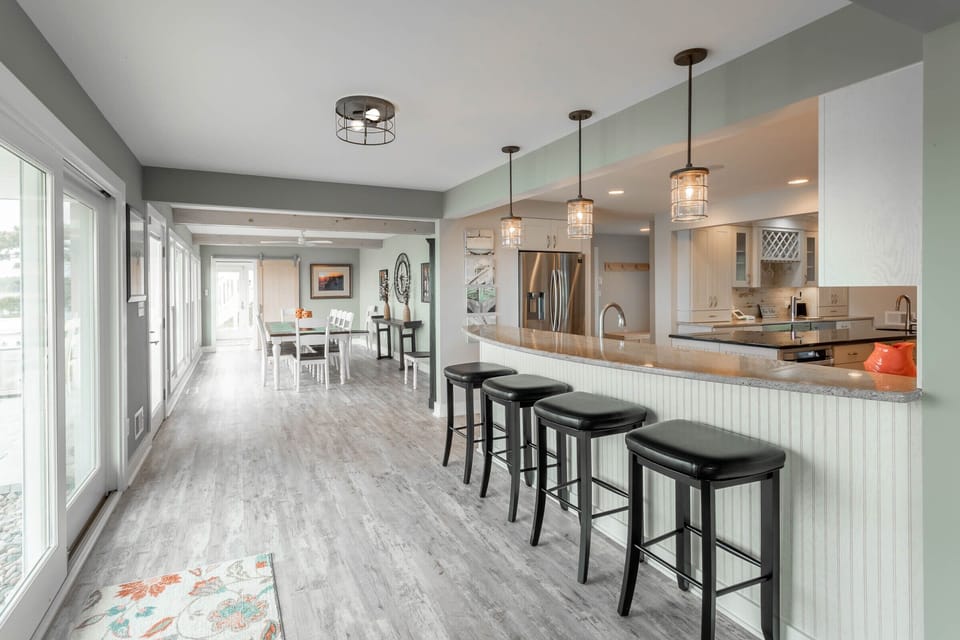 Kitchen breakfast bar seats 4