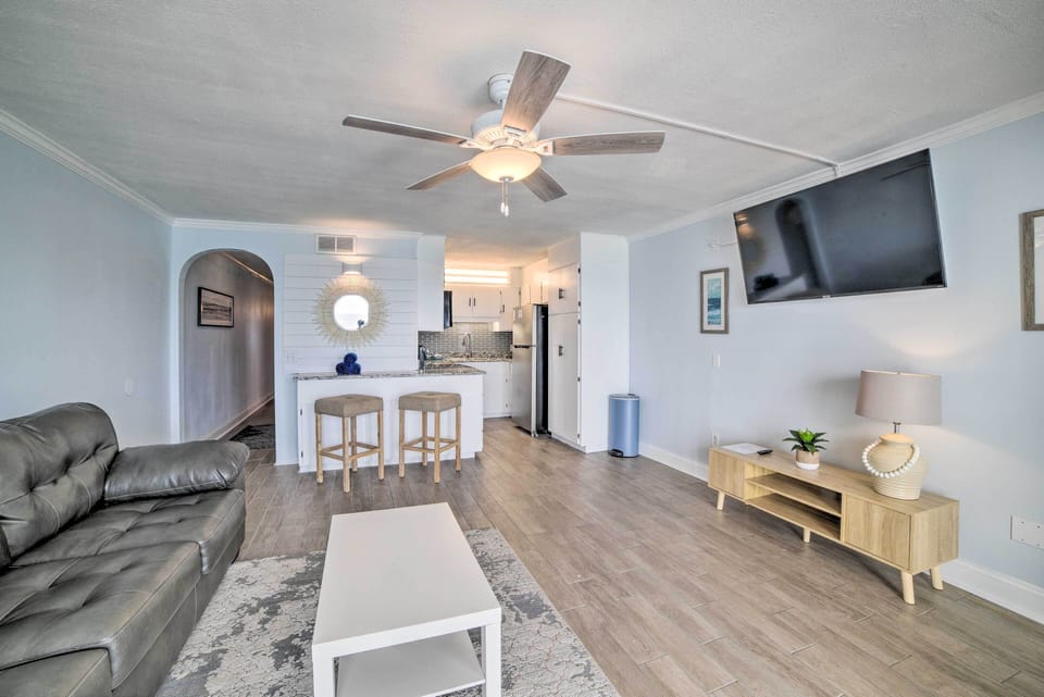 Living Room | Free WiFi | Smart TV | Central A/C