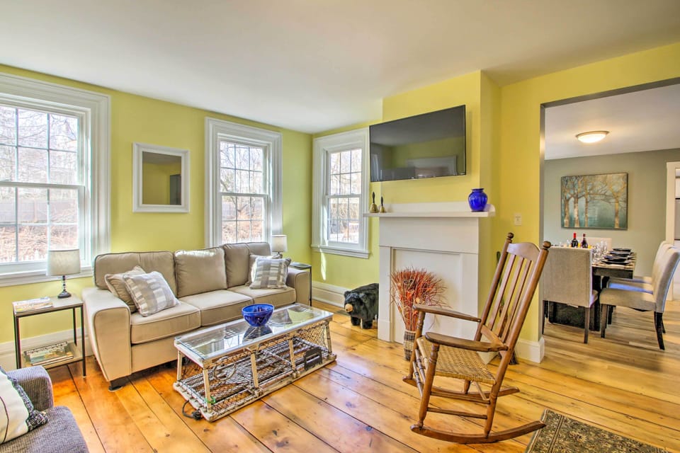 Living Room | Roku Smart TV | Books | Board Games | Puzzles