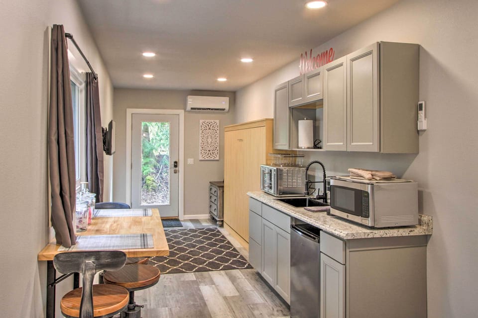 Kitchenette | Well-Equipped