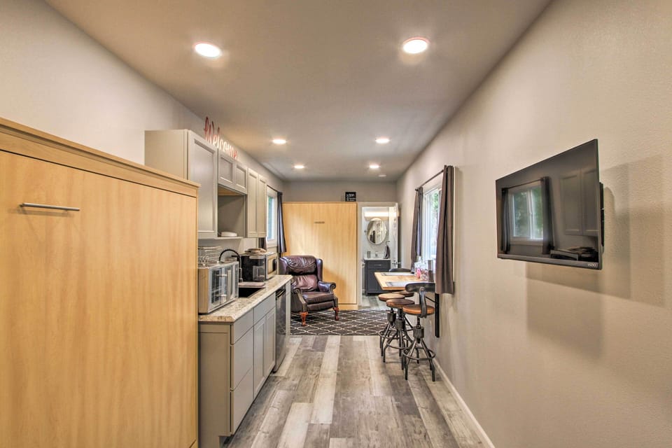 Kitchenette | Mini-Fridge