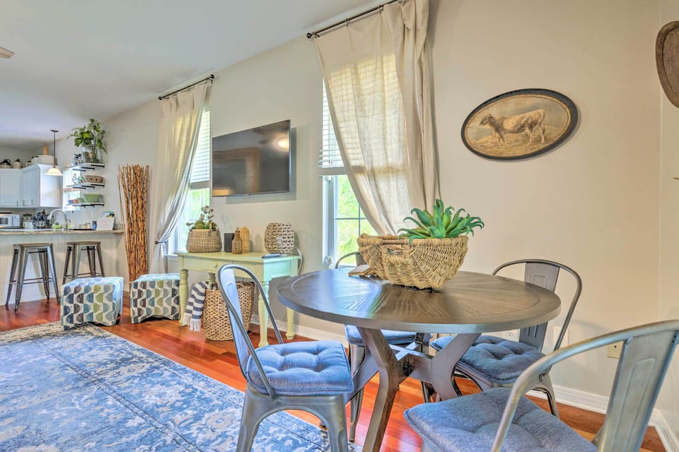 Dining Area | Dishware Provided