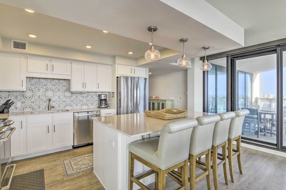 Kitchen | Coffee Maker | Breakfast Bar