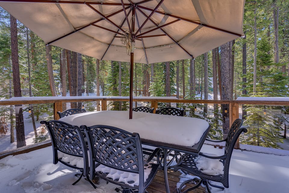 Deck w/ Dining Table