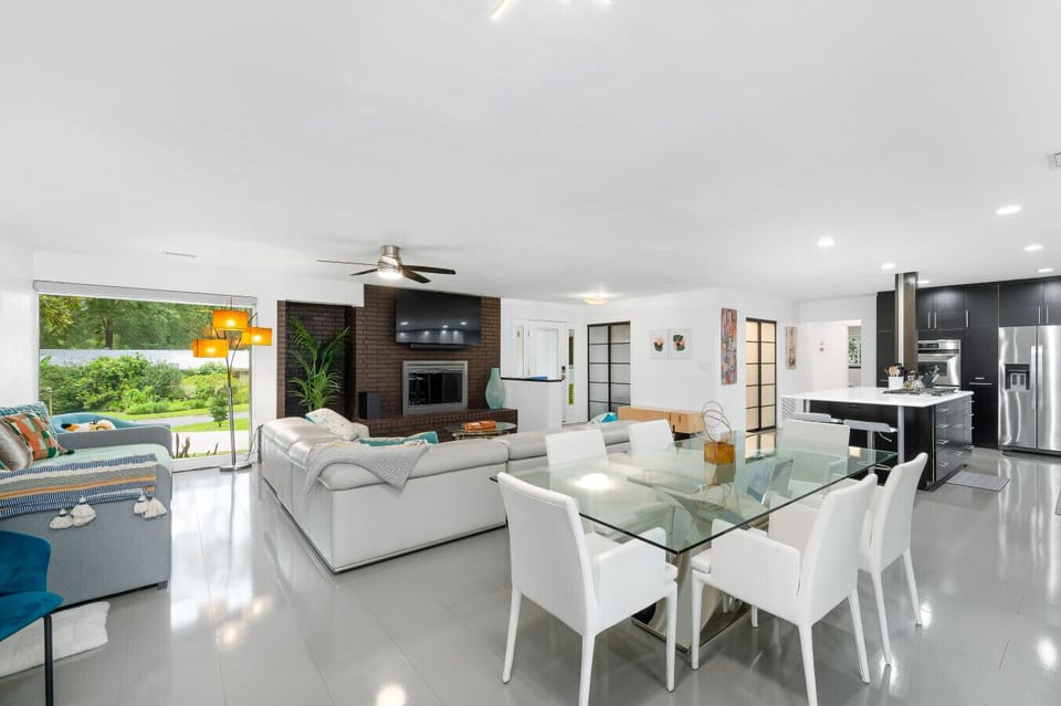 [Dining Room] Seating for 8 people.