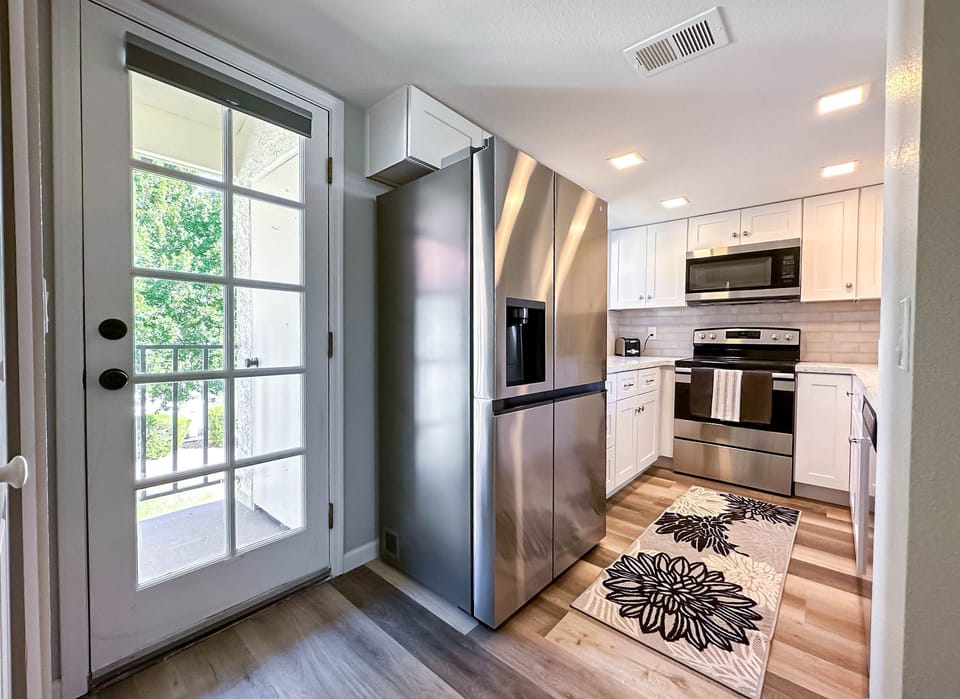 Kitchen    moring balcony to the left