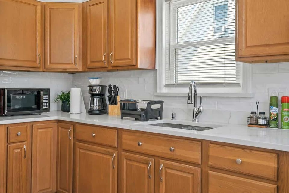 ✔ Sink - Hot & Cold Water
✔ Oven, stove, microwave, fridge/freezer