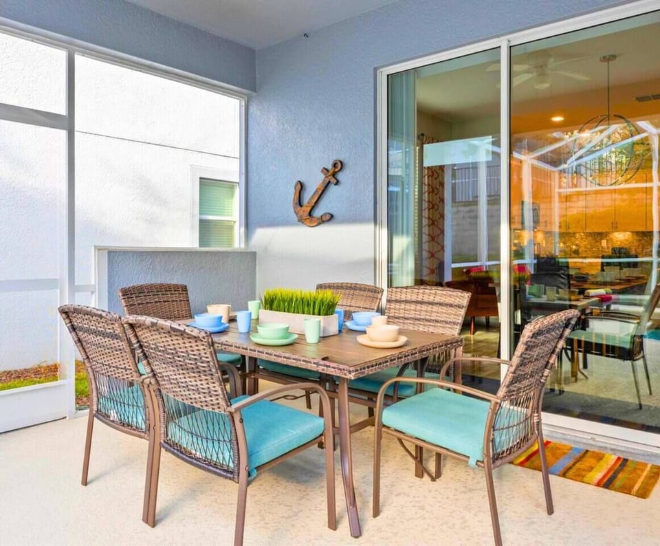 Alfresco dining by the pool!