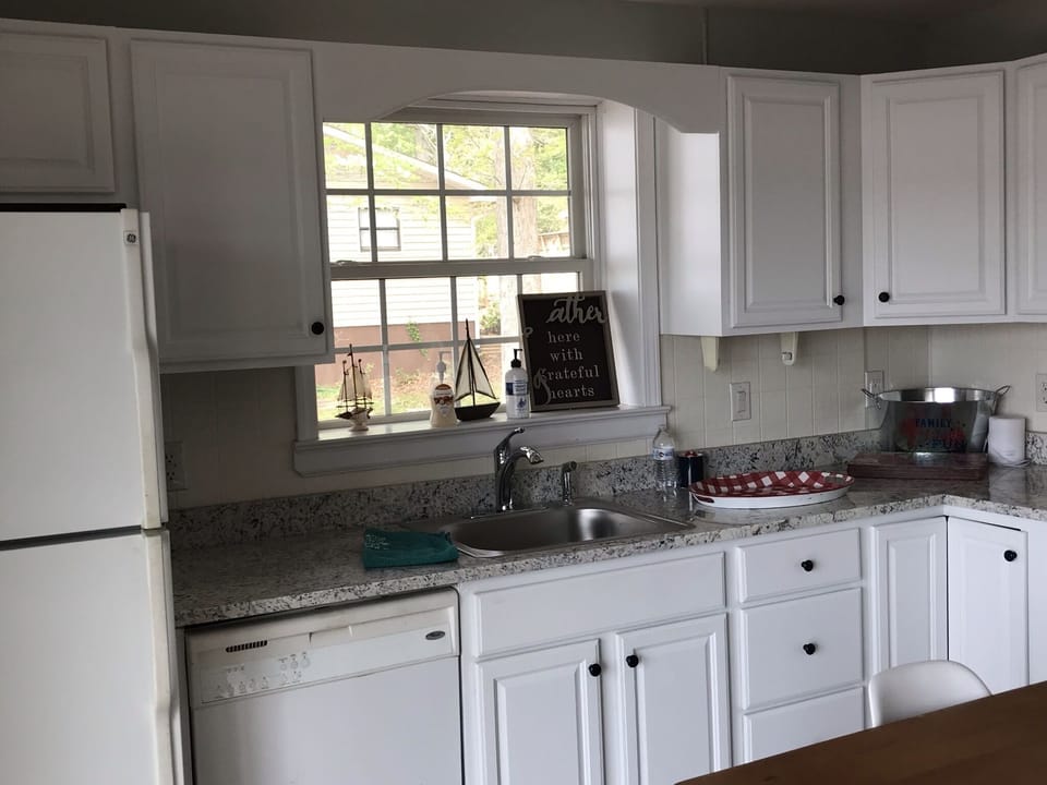 Downstairs kitchenette 