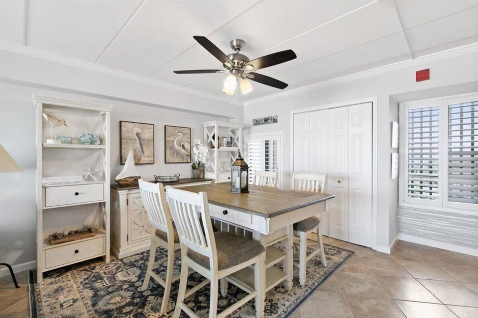 Dining area can accommodate 6 