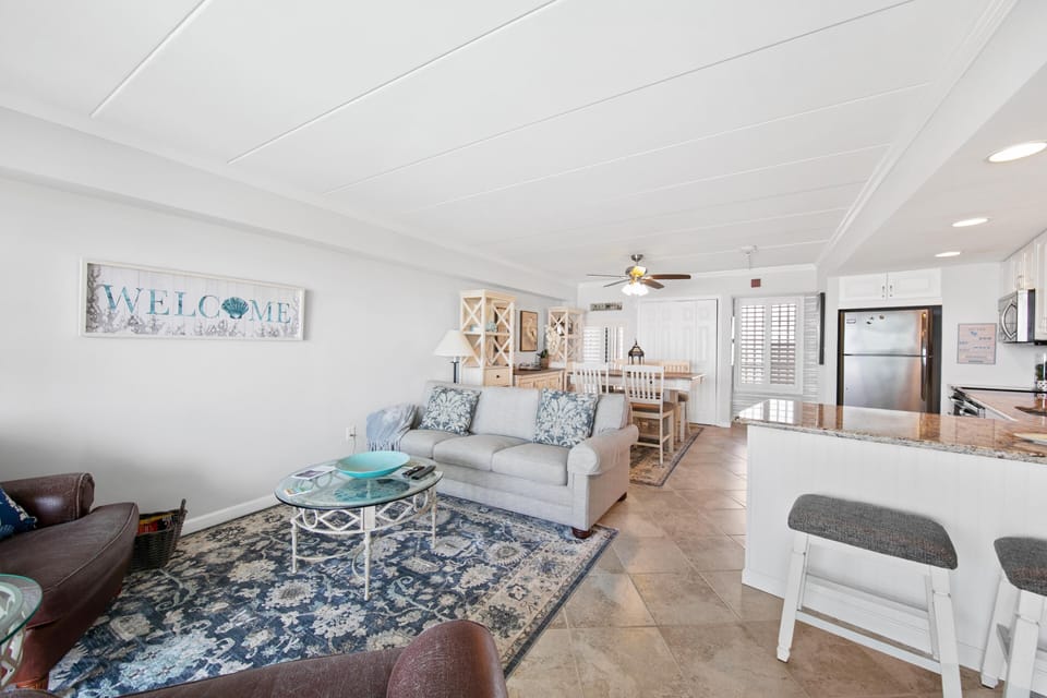 Relax and enjoy your stay in this Oceanfront  condo 