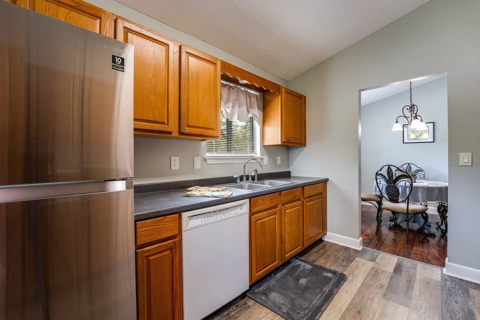 Plenty of counter space - nice and close to dining area
