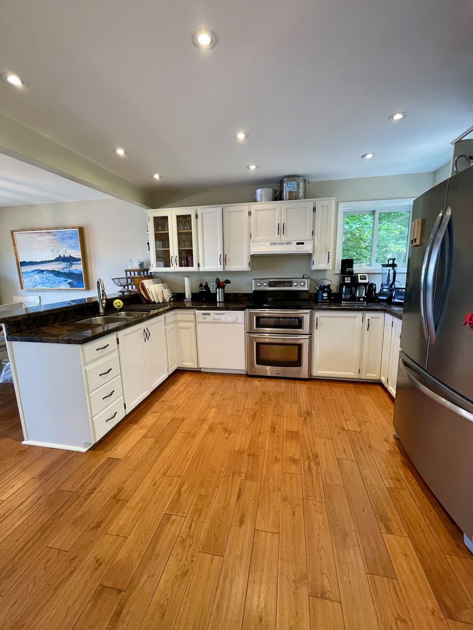 Fully equipped open concept kitchen