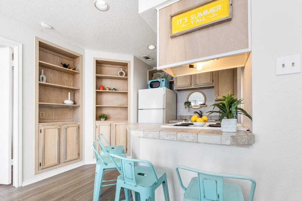 Counter seating around kitchen (laundry room with washer/dryer not pictured).