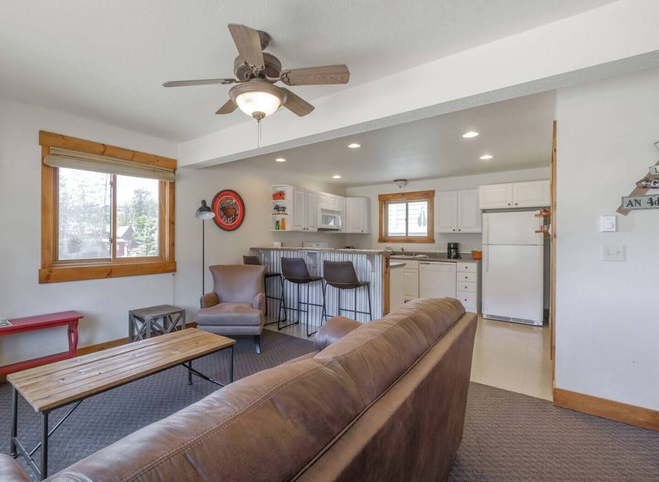 Relax on the comfortable sofa, enjoy a movie on the flat-screen TV, or gather with friends and family in this spacious, cozy retreat. ️

