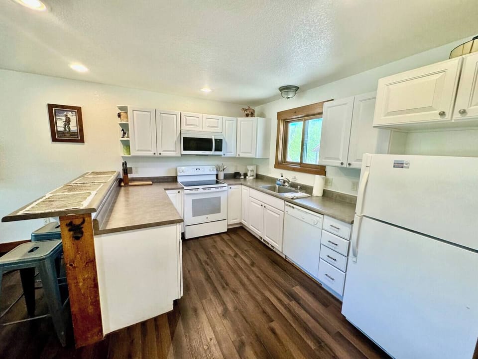 This fully equipped kitchen offers everything you need to prepare meals, including modern appliances, ample counter space, and all the essential cookware. Whether you're making a quick snack or a gourmet dinner, this kitchen has you covered.
