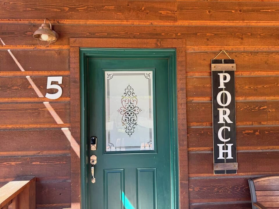 The Loose Moose Lodge offers a perfect blend of rustic elegance and modern style. Its aesthetic is characterized by natural textures, warm tones, and chic furnishings, offering a welcoming space to unwind.