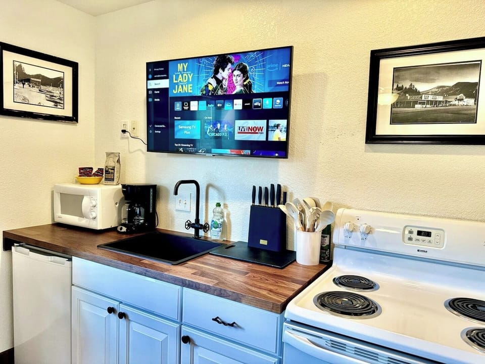 Whether you’re cooking a quick breakfast or preparing a full meal, the kitchen at The Loose Moose Lodge features high-end appliances and plenty of space for your culinary creations.
