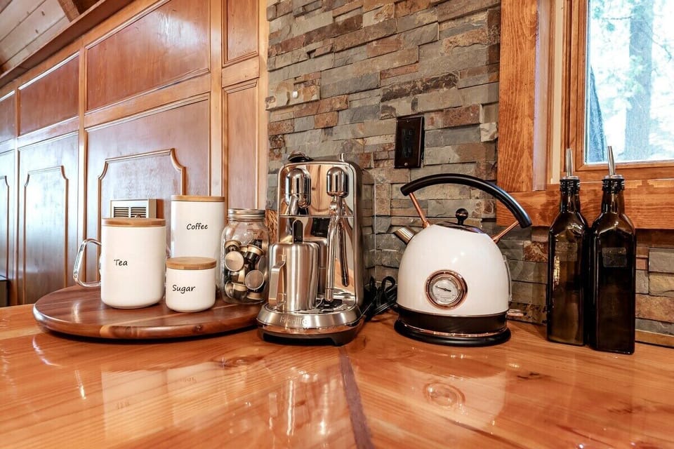 This a-frame is beautifully decorated and stocked with amenities. From red wine, hot cocoa, and coffee -we've got you covered!