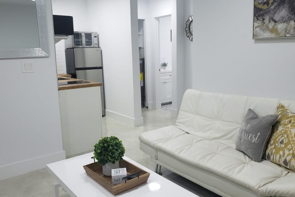 Come enjoy a beautiful, renovated 2 bedroom apartment in a 4plex home