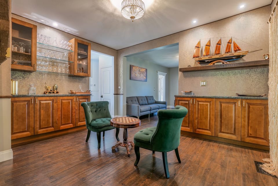 Parlor/Bar