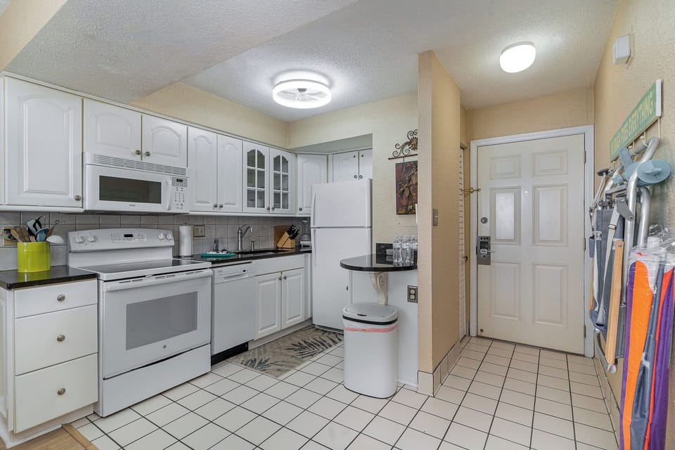 Kitchen - Front Door - 9400 Shore Dr 922