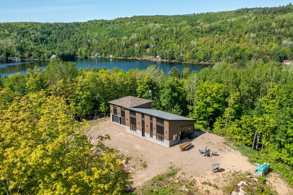Le chalet Orion vous propose une immersion en forêt loin des voisins. 