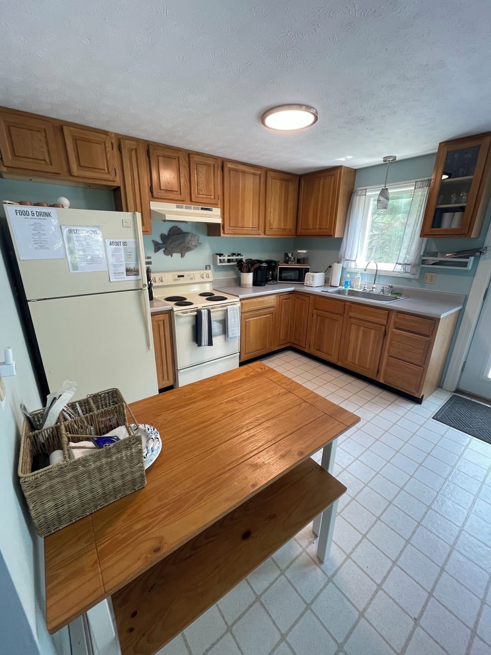 Full kitchen and extra table for 4
