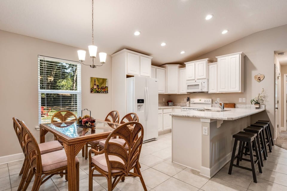 Nice open kitchen - eat in dining area for 6