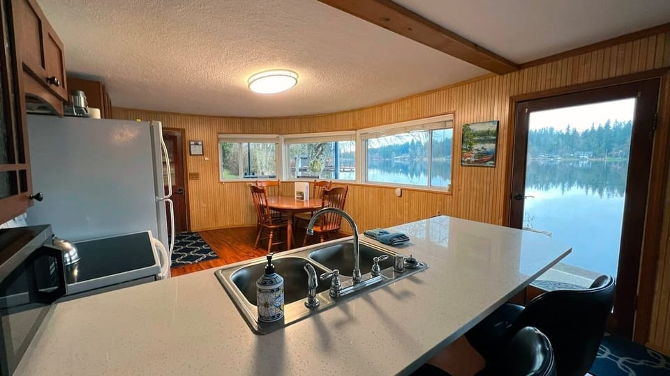 Pull up a stool at the sleek bar and let the day's stresses melt away. Our kitchen isn't just for cooking; it's a hub of relaxation and enjoyment. Sip on your favorite drink, chat with loved ones, and soak in the panoramic lake views.