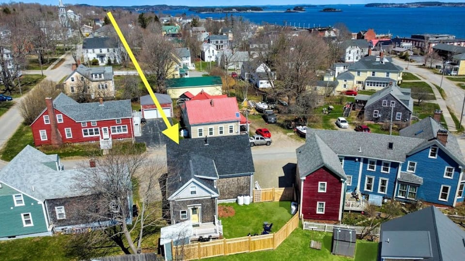 Minutes walk to restaurants, galleries, shops, waterfront, everything Eastport. 