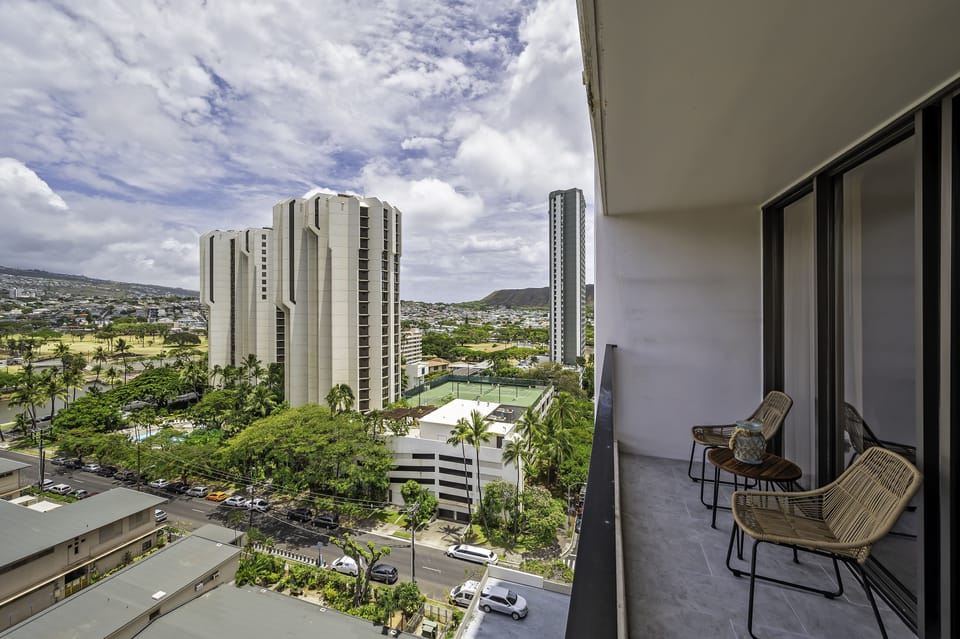 City & Mountain Views from Lanai