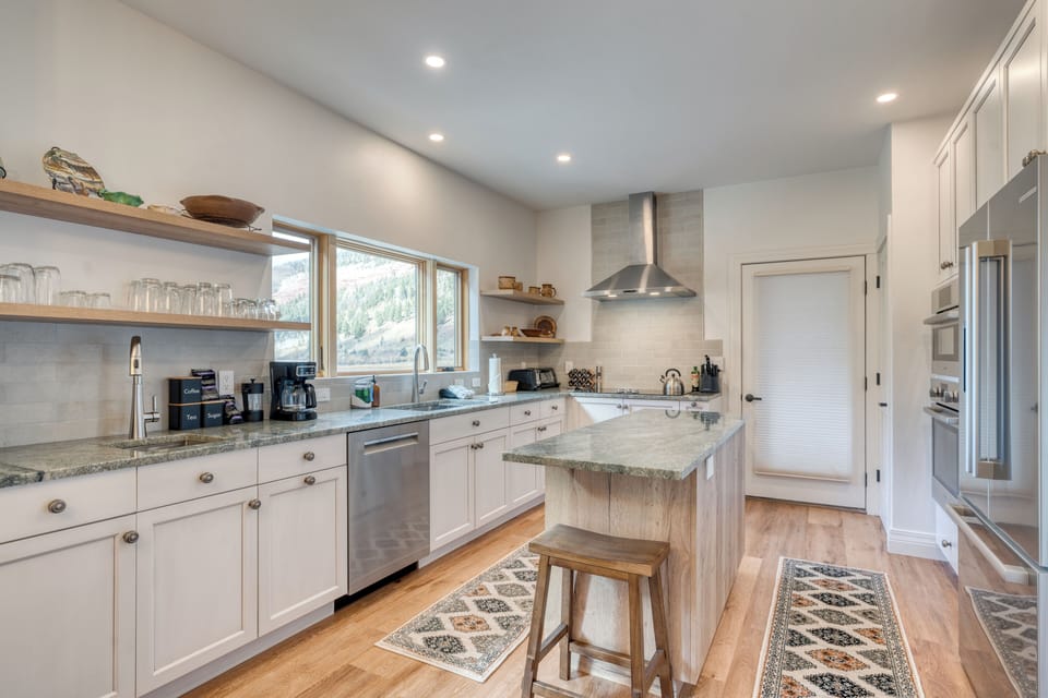 Fully equipped kitchen.