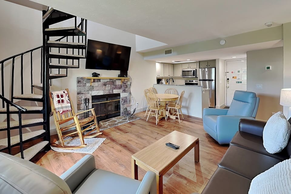 Living Area w. Smart TV, Fireplace, Balcony Access
